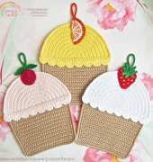 Cupcake Potholder by Svetlana Zabelina (Little Owls Hut)