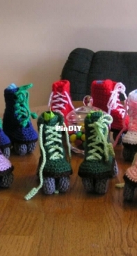 One Paisley Pig - Paisley - Crochet Roller Skates Booties - Patins de 4 rodas - Portuguese and English - Translated