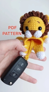 VioToys Amigurumi - Lion crocheted car key cover - English