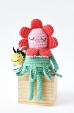 Tiny Curl Shop - Kristina Turner - Flower Gal and Bee - Spanish - Translated - Free