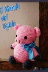 Cerdo con lazo celeste
