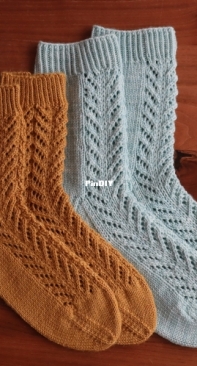 Ariose Socks by Lisa Schmidt-Free