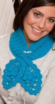 Yarspirations - Darla J. Fanton - RHC0125-020301M - Pineapple Keyhole Scarf - Free