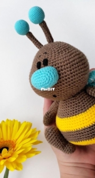 Bosikom za Kotom  - Natalia Polovinkina - Wally the Baby Bee