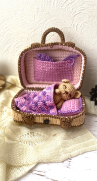 Cute Dream Toys Design / Crochet Funny Friends - Babaika zaika - Alexandra Razinkova - Teddy bear in a suitcase - Ours en Peluche dans une Valise - French Translation