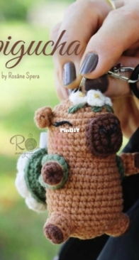Ro Migurumi - Rosane Spera - Capigucha keychain - Portuguese