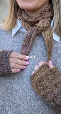 Claire Mittens and Scarf by Sonia Torner - English + Spanish