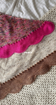 Pimpom Shawl - Laura Penrose - English