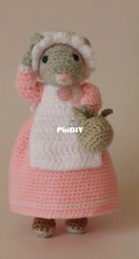 Little Bramble Crochet - Rose the Mouse