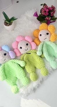 Peekabo Toys - Roxana Arhip/ Roxana Badiu - Flower Snuggler