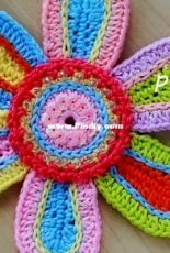 Zoom Yummy - Colorful Crochet Flower