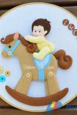 Atelie Fofurices Bella Manu - Vanessa Fidelis - Menino no Cavalinho de Balanço -Boy on Rocking Horse - Felt Pattern - Portuguese - Free