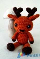 Bajo una Seta- Silvia Usón -Sebas  the Reindeer -Spanish-free