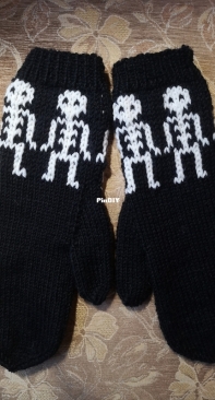 Spooky scary skeletons Mittens by Anu Vehkomäki- English Finnish-Free