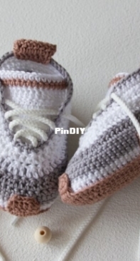 Vinera Eyer - Crochet Street - Vinera Kapustkina / Oxana - Sneakers - Russian