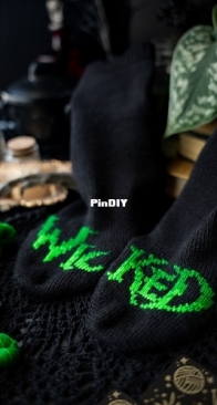 Wicked Socks by Reneé Rockwood - NawniKnits