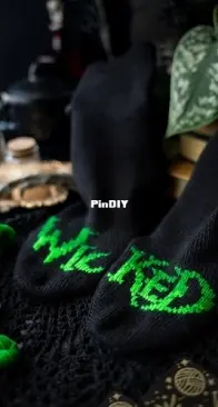 Wicked Socks by Reneé Rockwood - NawniKnits