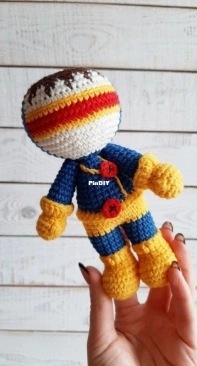 KSunnyHandicraft - Ksunny Shi - Cyclops - Superhero Amigurumi Collection - Ciclope - Coleção Superhero Amigurumi -  Portuguese - Translated