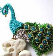Magic with Hook and Needles - Vendula Maderska - Peacock brooch
