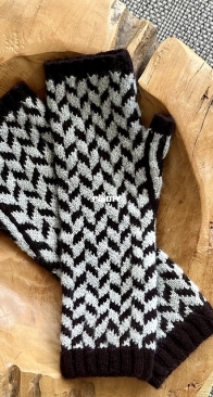Wild Herring Mitts by Deborah Doherty - The Wild Herrings 2022 - Free