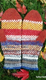 Loose Ends Mittens by Sylke Feldhusen-Free