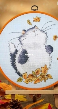 Autumn Cat Hoop by Margaret Sherry from The World of Cross Stitching 363 PCS + XSD