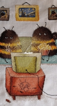 Bee - Family Night watching TV