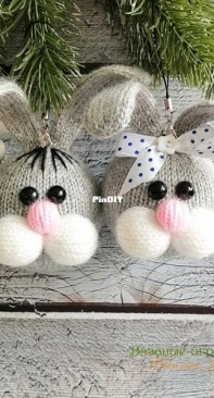 Svetlana Zabelina - Rabbits christmas balls - Russian