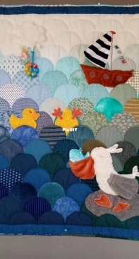 Clamshell baby quilt with appliqués