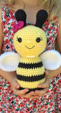 Grace and Yarn - Stephanie - Bee - Free