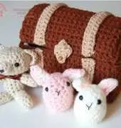 AmiEggs - Clara Bayarri  - Amigurumi Toy Chest