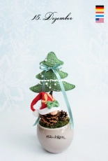 Mala Designs - Mandy Herrmann - Pinecone with reindeer hat - German