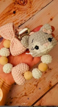 De Ensueños Crochet - María Celeste Bitiol - Cloe the kitten pacifier holder - Cloe la Gatita portachupetes - Spanish