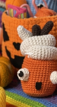 Hobbii Design - Yarn Girl Liv - Olivia Laws - Pumpkin Spice Latte - Free