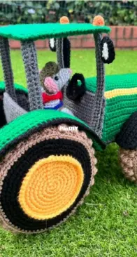 Lau Loves Crochet - Farmer mouse in a tractor