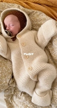 Selma’s Sleep Suit (Selmas Sovedrakt) by Mette Wendelboe Okkels - PetiteKnit - Norwegian