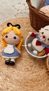 Alice in Wonderland Amigurumi - by Bastet Art