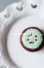 Tu Zhi Xiaojie - Kiwi Brooch - Chinese