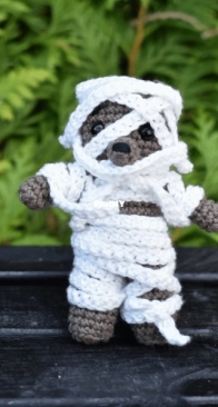 Hobbii Design - Katja Leander Hansen - Mummy Bear - Halloween Figur - German - Free