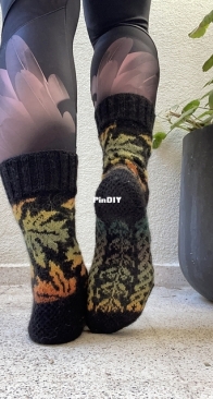 Maple leaf socks by knittinglotta - Russian