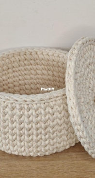 Valturia _ crochet round basket with lid _ English