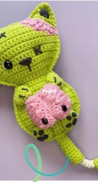 Hobbii Design - Spin a Yarn Crochet - Jillian Hewitt - Zombie Kitten