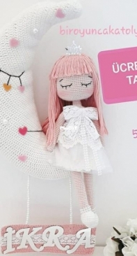 Bir oyuncak atolyesi - Bir Oyuncak Atölyesi - Moon and Doll Door Hanging - Russian - Translated