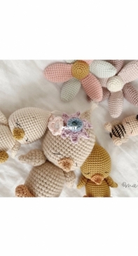 Malea Handmade - Malea Boutique - Mea Komorski - Chick and bee  Jouni and Tilla - Küken und Biene  Jouni und  Tilla - any language