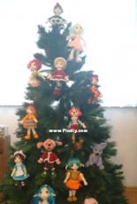 Tree with dolls