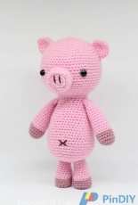 Hello Yellow Yarn - MJ Carlos - Curly the Pig