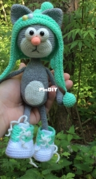Kitten in a mint cap