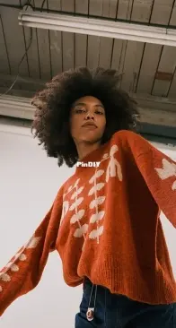 Tulip Pullover by Lindsay Degen - Russian Translated