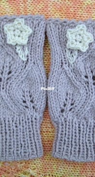 Fingerless mitts with leaves pattern by Maryna Radzko - FREE