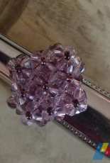 bague en perles de Swarovski mauve faite par moi)
